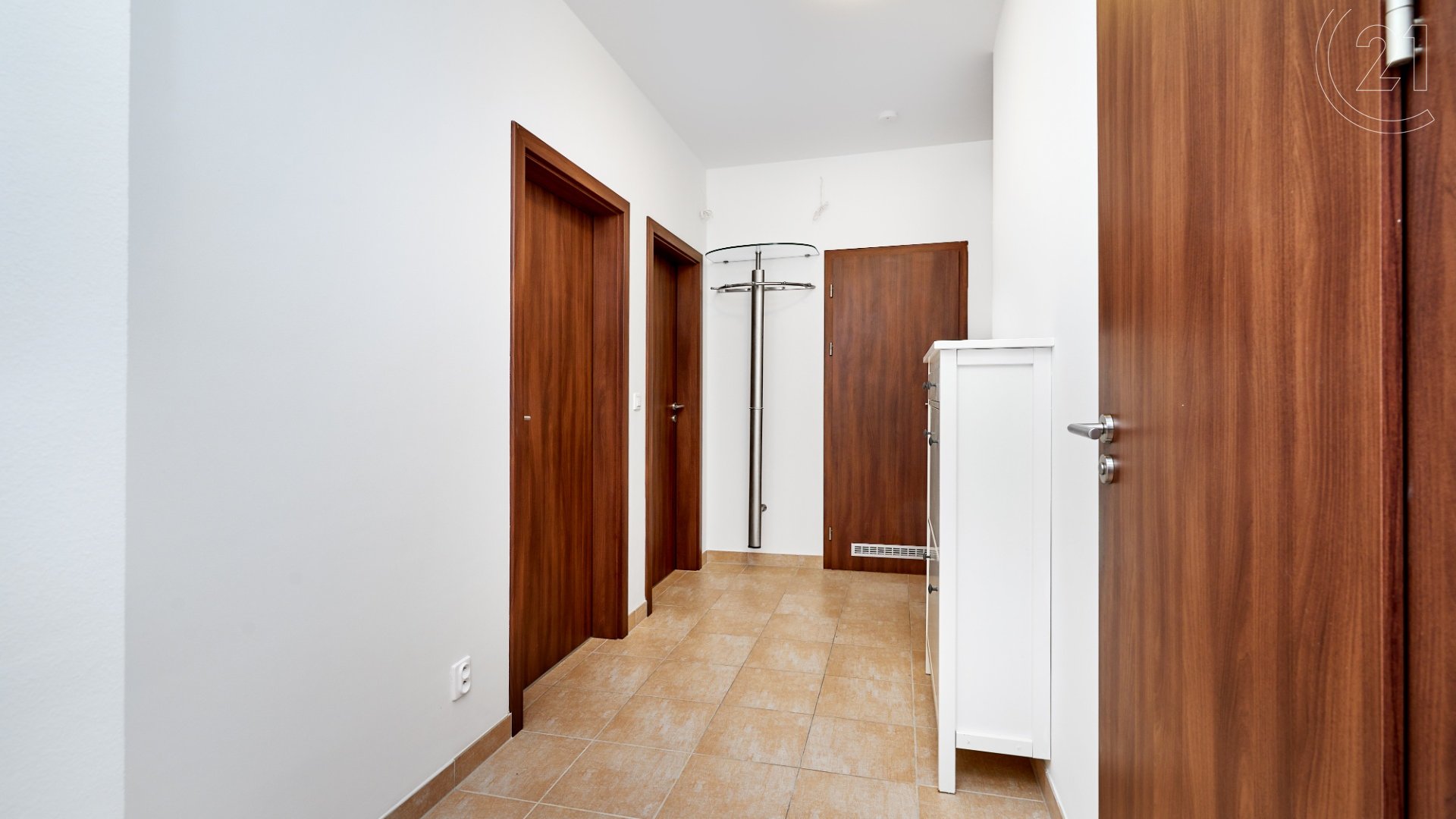 Pronájem bytu 3+kk s velkým balkonem a vlastním garážovým stáním,  65m², Praha 15- Horní Měcholupy, ulice Hornoměcholupská