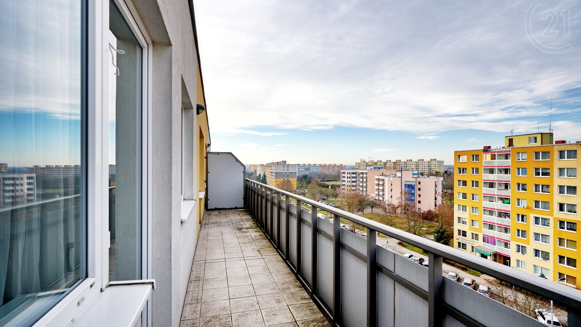 Pronájem bytu 3+kk s velkým balkonem a vlastním garážovým stáním,  65m², Praha 15- Horní Měcholupy, ulice Hornoměcholupská