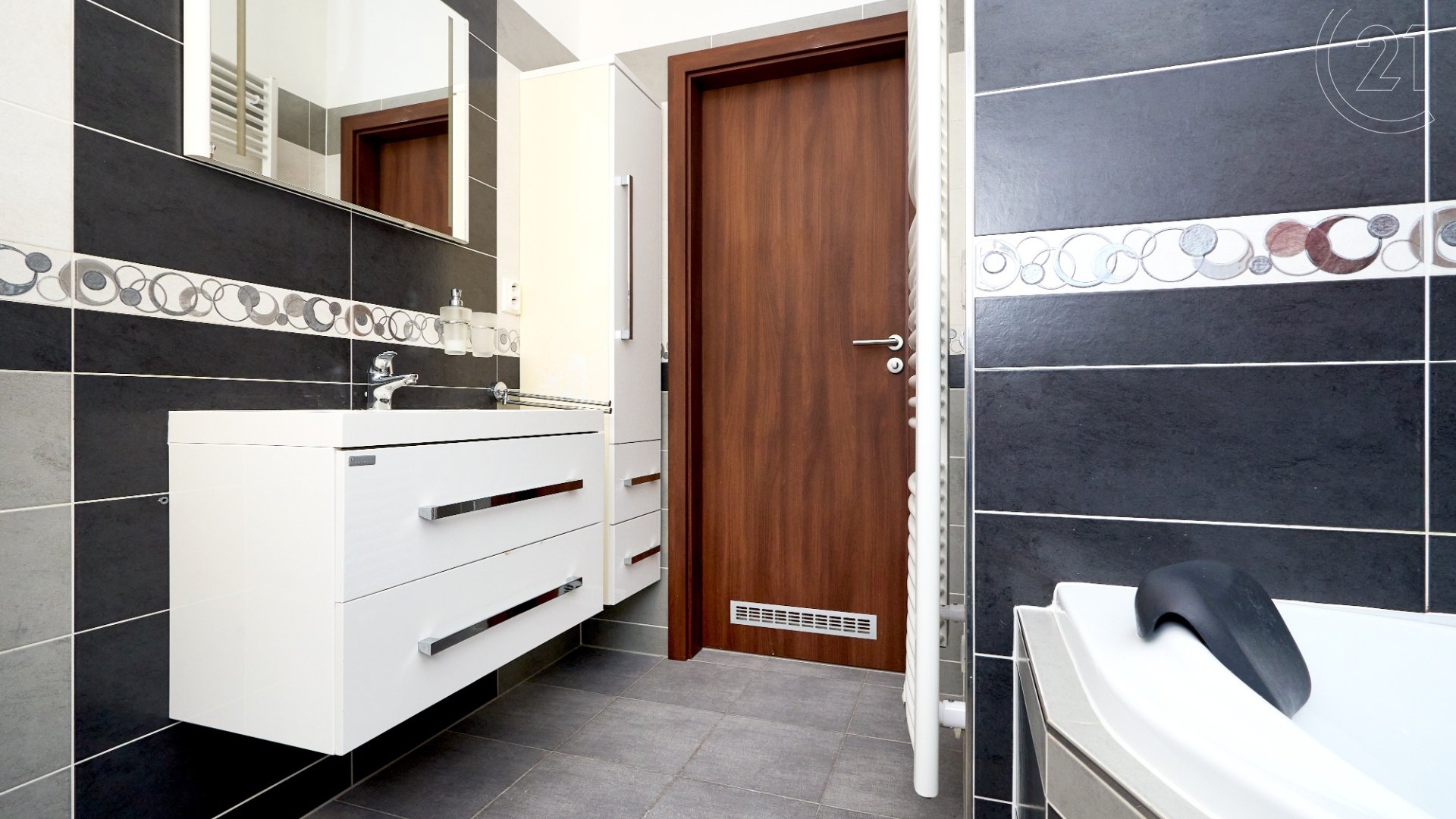Pronájem bytu 3+kk s velkým balkonem a vlastním garážovým stáním,  65m², Praha 15- Horní Měcholupy, ulice Hornoměcholupská