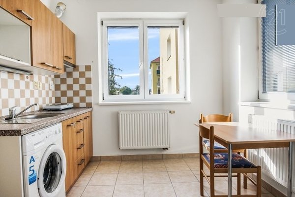 Pronájem, Byty 1+1, Brno - Židenice, pohodlné parkování u domu
