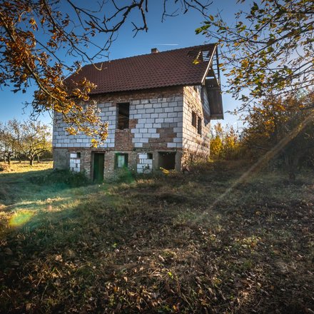 Pozemek s rozestavěným domem v Podřipsku