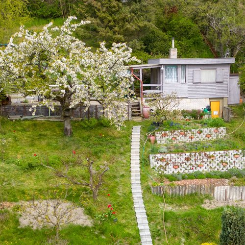 Prodej květinové zahrady s chatkou, 16m² - Smečno