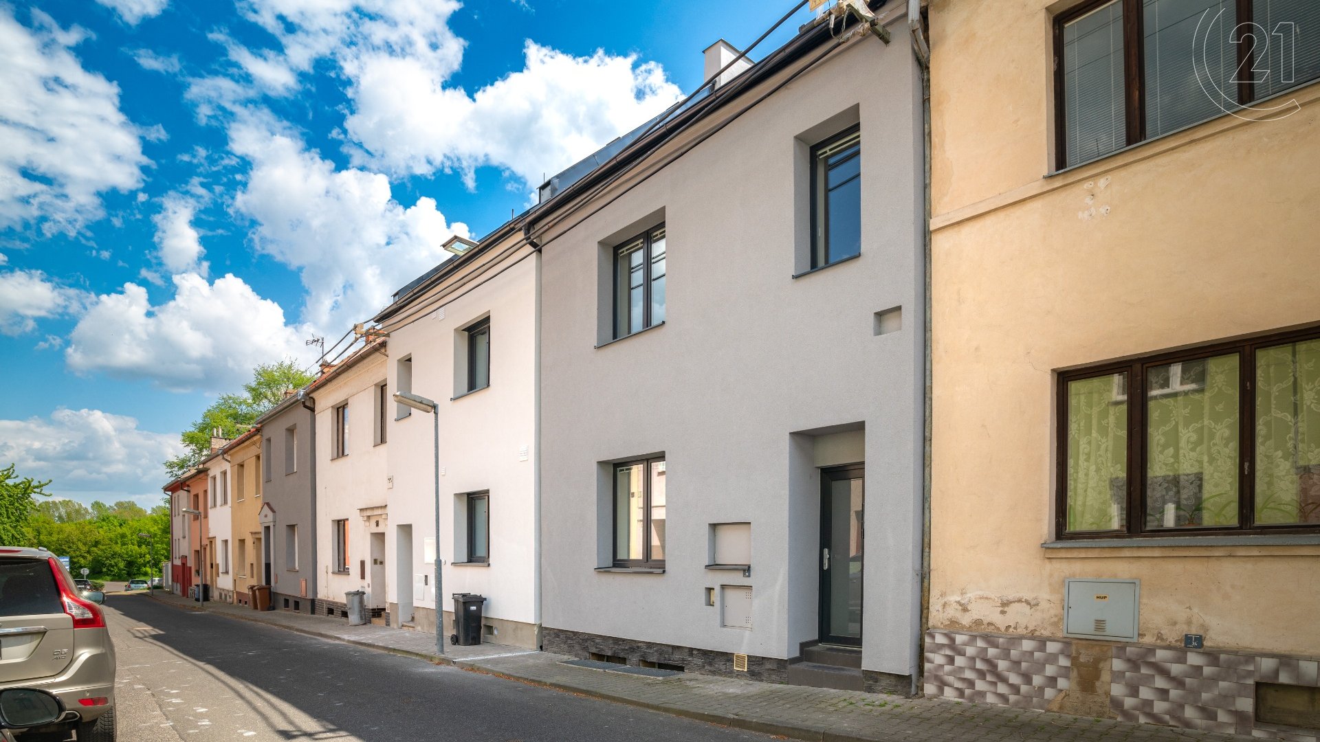 Zrekonstruovaný řadový dům se zahradou, terasou a sklepem, Lovosice okr. Litoměřice