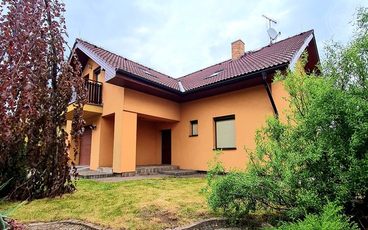 Pronájem reprezentativního prostorného rodinného domu  6kk – 211 m2, pozemek 624 m2, Praha - Dubeč