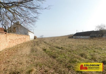 Pronájem pozemku v lokalitě Běhařovice, okres Znojmo - obrázek č. 1