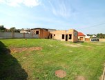 Břežany, stavební parcela s hrubou stavbou, 920 m2, sítě – pozemek - Pozemky Znojmo