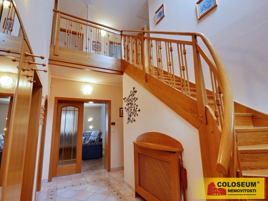 Krásné dubové schodiště přímo vybízí k prohlídce domu. ÚSPĚŠNĚ PRODÁNO za 1 měsíc.