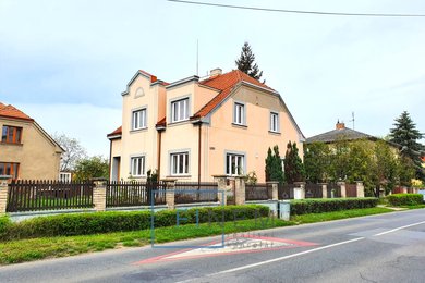 Prodej nemovitosti o užitné ploše 268 m² se zahradou a garáží v Kralupech nad Vlt. Lobeček. Pozemek o celkové výměře 586 m²., Ev.č.: 00092