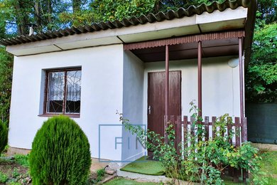 Prodej rekreační chaty o užitné ploše 18 m² se zahradou 453 m² na okraji města Veltrusy, okres Mělník., Ev.č.: 00123