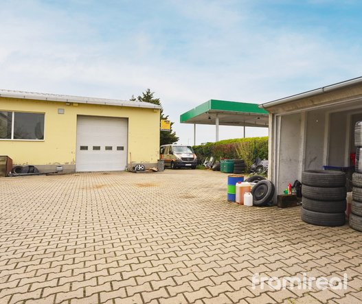 Prodej areálu s autoservisem a rodinným domem, pozemek 4012 m² - Kostice