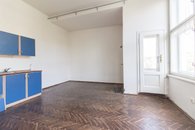 Světlý pokoj s přístupem na balkon