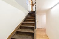 17. Dřevěné schodiště v bytě