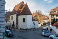 28. Malá Strana - pohled na kostel z ulice