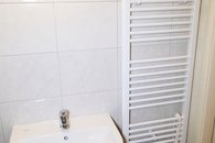 Koupelna - umyvadlo a topný žebřík