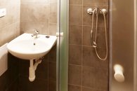 Koupelna - umyvadlo a sprchový kout