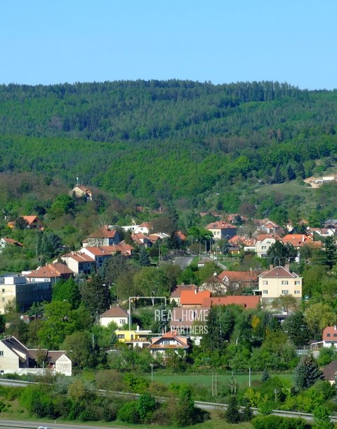 Global_view_on_village_of_Lelekovice
