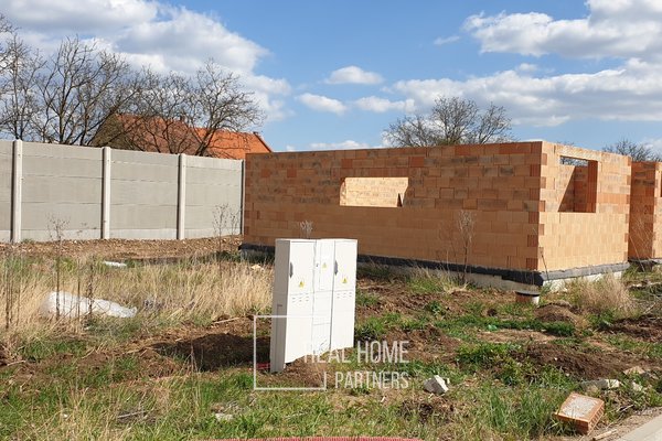 Novostavba samostatně stojícího rodinného domu v obci Holasice, ZP cca 90 m2, pozemek cca 436 m2