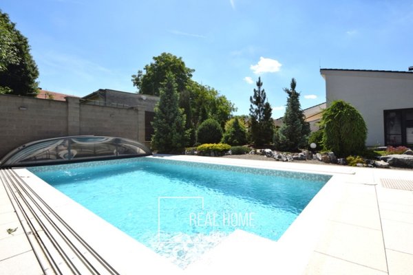 Prodej samostatně stojící novostavba vila 4+kk se zahradou 718 m2, bazénem, posilovnou, garáží, Rosice u Brna, Brno - venkov