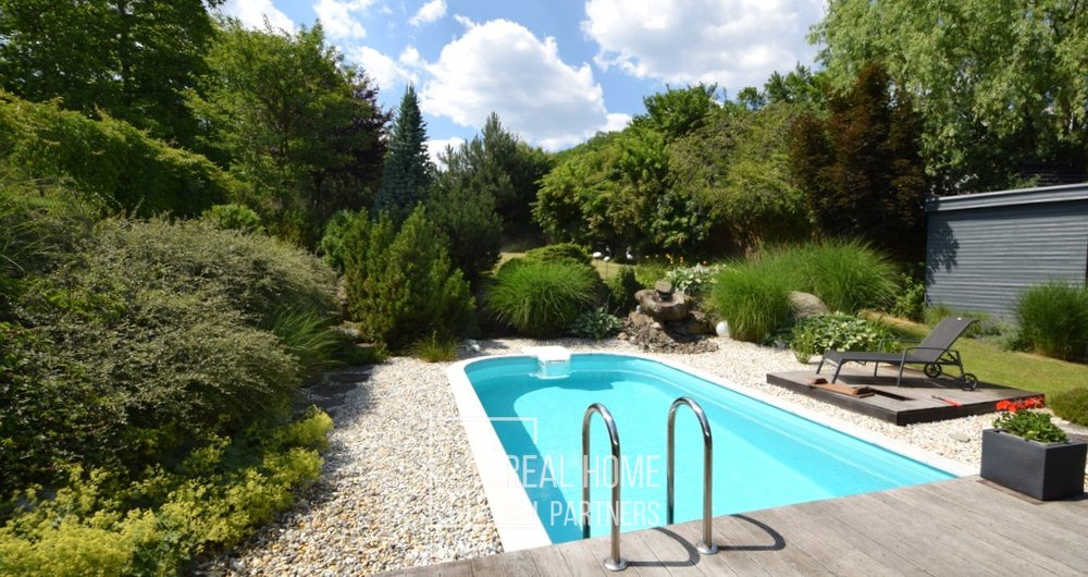 Prodej samostatně stojící rodinný dům  6+kk 210 m2 se zahradou 850 m2, bazénem, 2x garážemi, Brno - Žebětín
