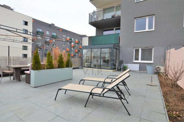 Prodej bytu 2+kk s terasou, zimní zahradou ( 152 m2) a parkovacím stáním , Praha 9 - Vysočany