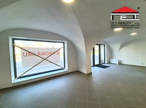 Pronájem prosvětlených obchodních prostor na Mendlově náměstí  (cca 85 m²)