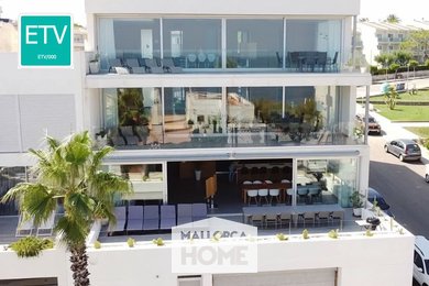PRODEJ. Luxusní 3-patrový dům s 9 ložnicemi. ETV licence, 30m od moře. Can Picafort, Mallorca, Ev.č.: CTP67