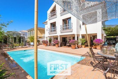 PRODEJ. Elegantní andaluzská vila s bazénem a 4 ložnicemi. 1,5km na pláž. Marbella, Ev.č.: R4187125
