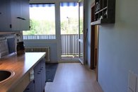 pohled přes kuchyň na lodžii