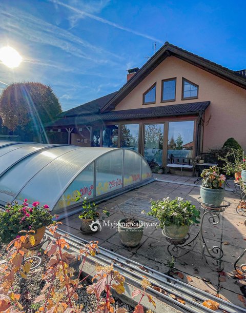 Prodej, Rodinný dům s garáží a bazénem,  1.411 m² - Suchohrdly Znojmo