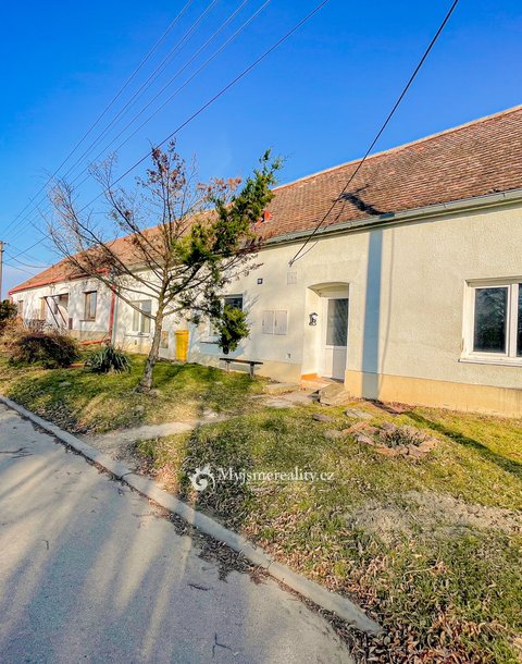 Prodej Rodinného domu s hospodářským stavením v obci Hrádek, okr. Znojmo, 793 m²