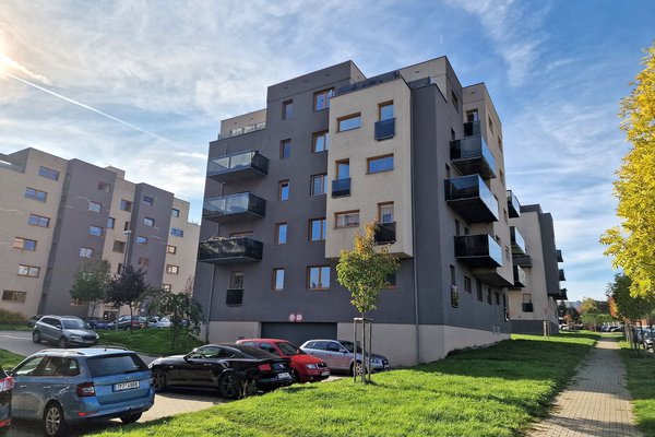 Prodej částečně zařízeného bytu 2+kk s terasou v Plzni kousek od Boleveckého rybníka
