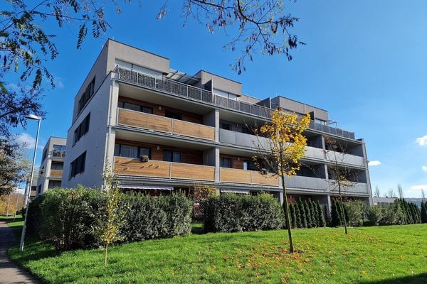 Moderní byt 2+kk s obytnou plochou 58,7 m2 a prostorným balkonem 10,8 m2 a garáží v novostavbě domu v Plzni Újezdě