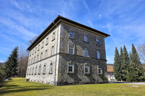 Částečně zařízený, horský apartmán v malebném prostředí Šumavy v Bavorské Rudě o dispozici 2+1 a velikosti 53 m2