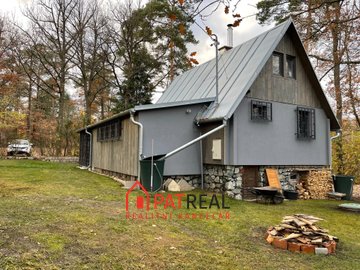 Prodej celoročně obyvatelné chaty po úspěšné rekonstrukci u Brněnské přehrady, pozemek 84 m²