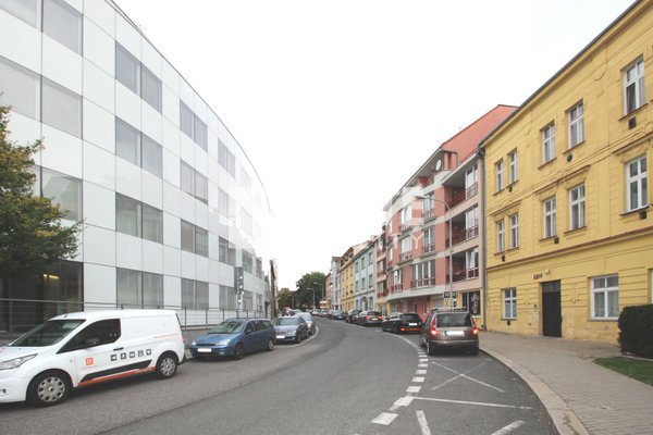 Pronájem kanceláří s kompletním zázemím 140 m2 + terasa + parkovací stání, ul. Baarova, Praha 4