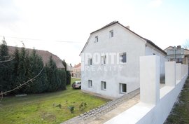 Prodej dvou rodinných domů, 6+1 a 3+1 na pozemku o ploše 1877 m2 v obci Klobuky, okres Kladno