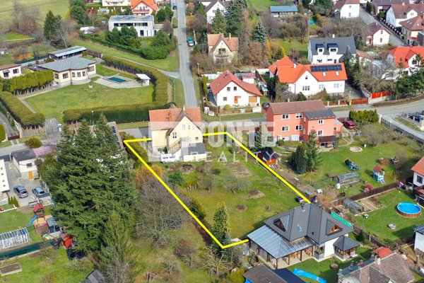 Prodej stavebního pozemku 1039 m2 se starším rodinným domem v městě Říčany, Olivova ul,. okres Praha - východ