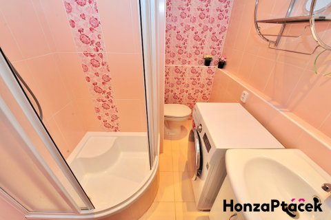 Prodej bytu 1+1 Na Groši, Hostivař, osobní vlastnictví, realitní makléř • realitní kancelár