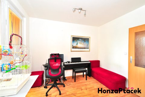 Prodej bytu 2+kk Klecany V Honech, realitní makléř • realitní kancelář • realitní služby nej