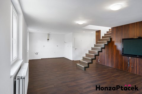 Prodej rodinného domu Dolní Jirčany realitní makléř v Praze, realitní kancelář2