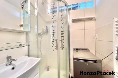 Prodej bytu Nad Olšinami Vinohrady Praha realitní makléř v Praze, realitní kancelář koupelna