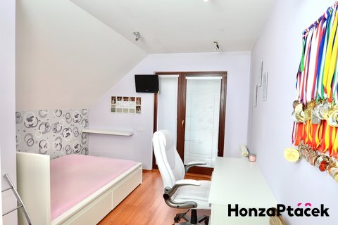 Prodej rodinného domu s bazénem Jirny - realitní kancelář | realitní makléř | reality Praha a okolí8
