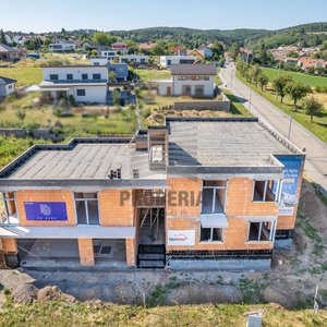 Prodej bytu ve viladomě - OV 4+kk + terasa + 2x garážové stání + vlastní zahrada, Rozdrojovice (Brno-venkov).