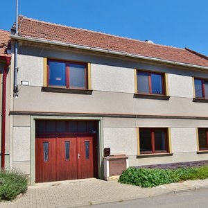 Prodej prostorného domu s vjezdem, Moravské Málkovice, pozemek 619 m2