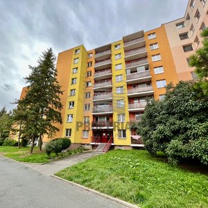 Pronájem zařízeného bytu v OV 4+1 + balkon, ul. Moldavská, Brno - Bohunice, CP 87 m2, klimatizace, 2x komora, výtah, sklep.