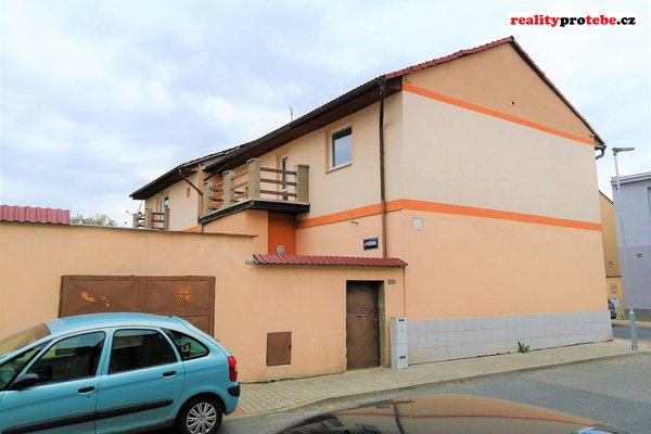 Prodej rodinného domu se čtyřmi byty (282m²), pozemek 324m², Kladno, ul. Kozinova