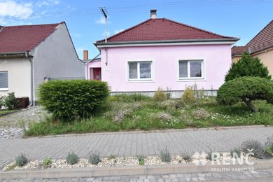 Prodej jednopodlažního rodinného domu s přístavbou, garáží, dvorem a zahradou v Čejči., Ev.č.: 01008