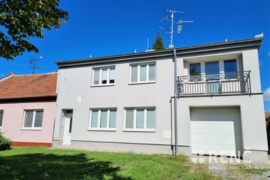 Prodej dvoupodlažního rodinného domu s garáží, dvorem a zahradou v Podivíně, ulice Bratislavská, Ev.č.: 01157