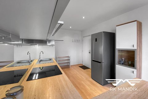 Kuchyň - pohled na vstup do bytu