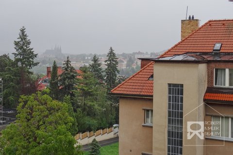 Výhled z obývacího pokoje na Pražský hrad